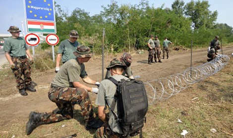 
Quân đội Hungary đã được triển khai đến biên giới để kiểm soát dòng người tị nạn tràn vào từ phía Serbia
