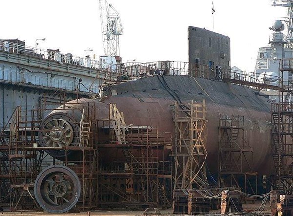 Cho đến trước 26/6/2014 (ngày hạ thủy chiếc tàu ngầm điện diesel mới, thuộc Dự án 636 cho Hạm đội biển Đen, tại nhà máy đóng tàu Admiralty ở thành phố St Petersburg), Hạm đội Biển Đen trên danh nghĩa, chỉ có hai tàu ngầm là: tàu ngầm điện-diesel B-871 Alrosa (thuộc dự án 877V, hạ thủy năm 1988 và đưa vào sử dụng năm 1990) và chiếc B-380 Svyatoi Knyaz Georgy (đóng vào năm 1982).
