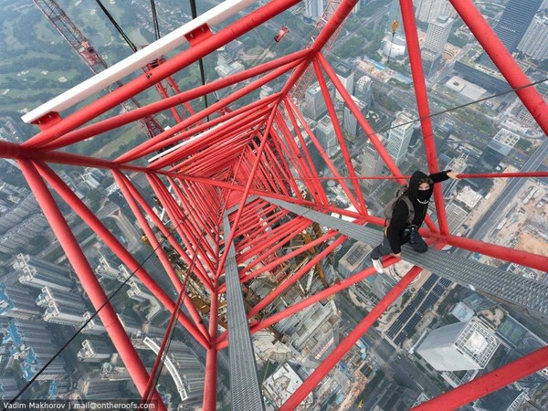 Bức ảnh được chụp từ độ cao 650m của tòa nhà cao nhất Trung Quốc, Tháp Thượng Hải. Đáng ra du khách chỉ được đi tới khu vực ngắm cảnh là hết, nhưng bộ đôi này đã bất chấp leo lên cần trục xây dựng để bắt được những khoảnh khắc để đời.