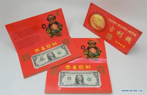Những tờ tiền 1 USD sẽ được kẹp trong thiệp đỏ có hình một chú khỉ vàng cầm trái đào và những câu chúc bằng tiếng Trung Quốc được làm từ lá vàng dát mỏng. Hình ảnh chú khỉ là đại diện cho con giáp năm Bính Thân, còn trái đào mang ý nghĩa về sự trường tồn, sống lâu trăm tuổi.