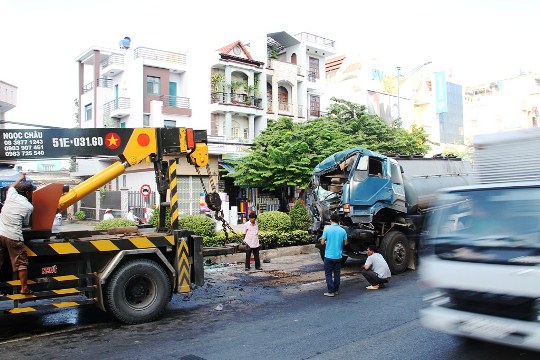 Mất hơn 3 giờ, lực lượng chức năng mới di dời được 2 xe khỏi hiện trường để giải tỏa ùn tắc