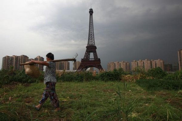 Hình ảnh tháp Eiffel giữa lòng thành phố hoang vu tại Trung Quốc.
