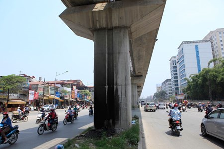 HN: Cam do, com chay ra duong sat tren cao “chao hang“