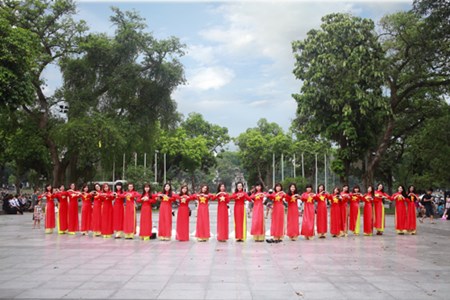 Nu sinh mac ao dai co do sao vang chup anh ky yeu