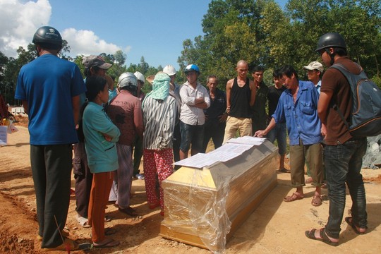 
Anh Đoàn Văn Tịnh đưa quan tài đến công trường đường cao tốc Đà Nẵng - Quảng Ngãi để phản ứng
