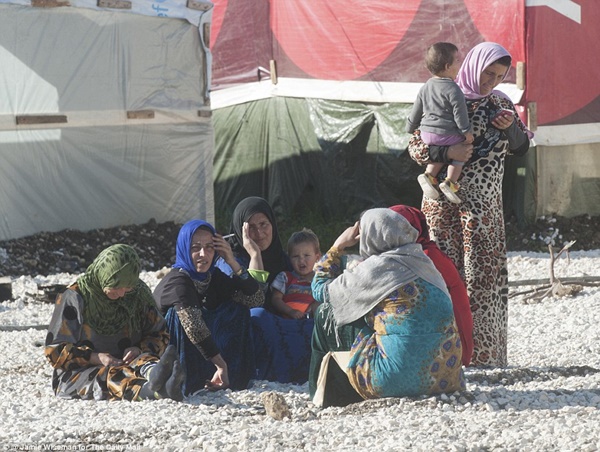 
Hàng chục nghìn gia đình tị nạn đang phải đối mặt với mùa đông khắc nghiệt sắp tới lại Lebanon.
