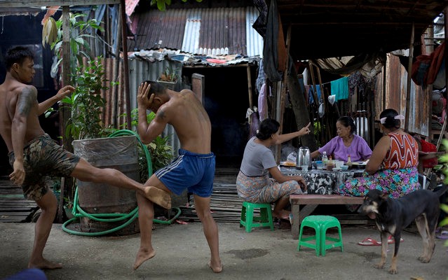 Thành viên nhóm White New Blood đang luyện võ giữa. Ông Myint Zaw, cựu ngôi sao võ truyền thống Myanmar, đã sáng lập câu lạc bộ cách đây 15 năm, sau khi ông nghỉ hưu.