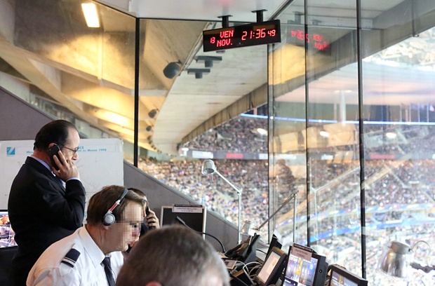 
Hình ảnh Tổng thống Pháp Hollande tại sân vận động Stade de France khi ông nghe tin về các vụ tấn công xảy ra ở Paris. Ảnh: Christelle Alix / Elysee palace handout/EPA

