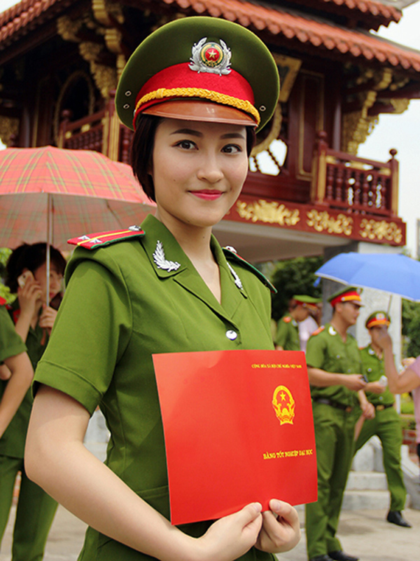 Hình ảnh Phương Linh tại lễ Tốt nghiệp