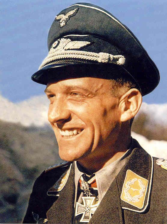 
Hans-Ulrich Rudel, một phi công huyền thoại của Đức trong Chiến tranh thế giới thứ 2 với thành tích tiêu diệt hơn 2.000 mục tiêu dưới mặt đất, chiến thuật diệt tăng khi sử dụng máy bay mang pháo 37 mm Ju-87G Stuka của ông đã ảnh hưởng đến thiết kế của A-X
