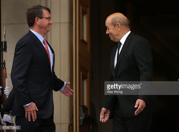 Bộ trưởng Quốc phòng Mỹ Ashton Carter chào đón người đồng cấp Pháp Jean-Yves Le Drian tới Lầu Năm Góc hôm 6/7. Ảnh: Getty Images.