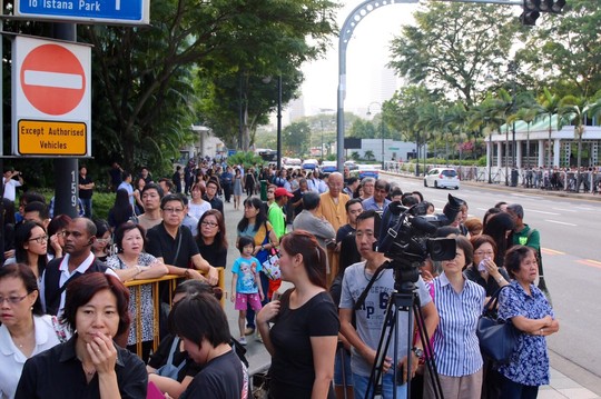 Hàng ngàn người dân Singapore đồng loạt hô vang “Lý Quang Diệu” khi nhìn thấy linh cữu của ông phủ quốc kỳ Singapore đi qua. Ảnh: CNA
