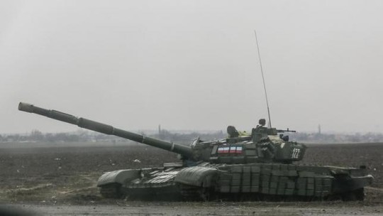 Xe tăng của phe ly khai đậu ở thị trấn Yenakieve, Đông Bắc Donetsk - Ukraine. Ảnh: Reuters