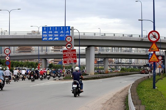 Nhiều người dân đi xe máy lên cầu vượt Cát Lái về Mai Chí Thọ dù tuyến đường này chỉ dành cho phương tiện 4 bánh