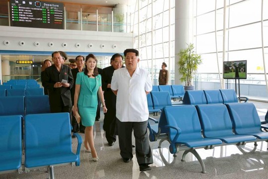 Lãnh đạo Kim Jong-un và phu nhân đến thăm săn bay mới được hoàn thành. Ảnh: KCNA