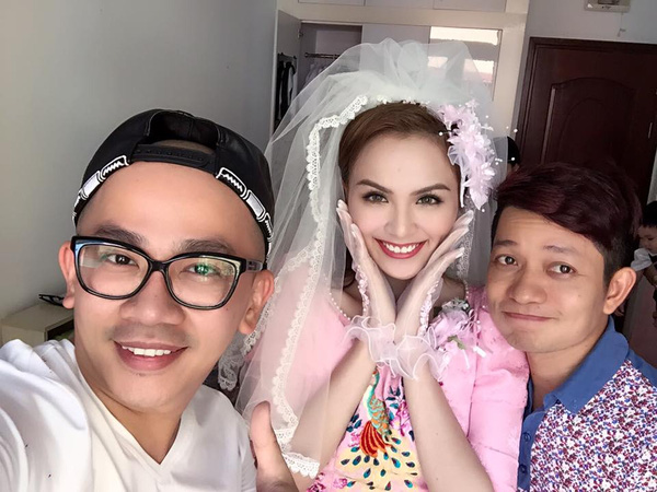 Hoa hậu Diễm Hương rạng rỡ bên chuyên gia trang điểm Minh Lộc và NTK Thuận Việt