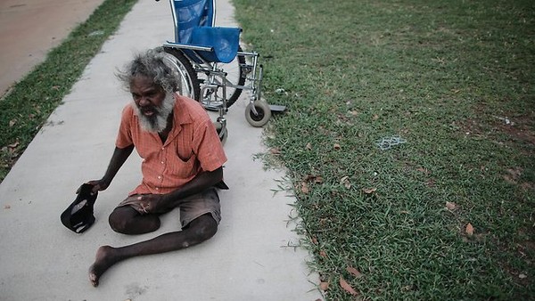Một ông lão ăn xin tàn tật, cư dân sống trong khu ổ chuột Kurringal.