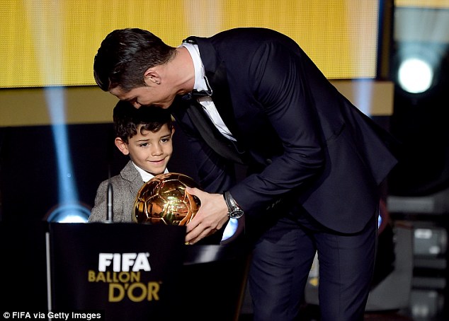 Cristiano Jnr cực dễ thương ở Gala QBV FIFA 2014