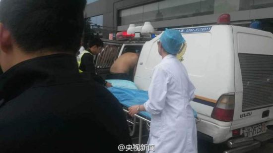 Anh Xu giúp đưa người phụ nữ và đứa trẻ sang xe cấp cứu.