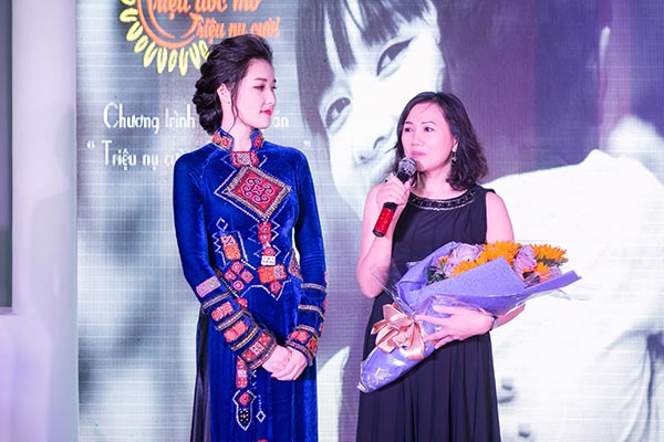 Ngoài bộ đầm trắng mặc ở đầu sự kiện, Triệu Thị Hà còn mặc chiếc áo dài có những nét thêu thổ cẩm để lên sân khấu cảm ơn các đơn vị đồng hành.
