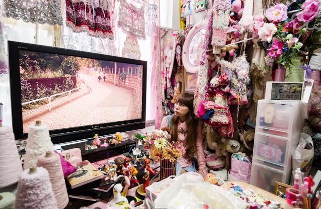 Tất nhiên, cuộc sống của những cô gái này cũng có phong cách riêng. Để tìm hiểu rõ hơn về cuộc sống của các nữ otaku, nhiếp ảnh gia Nhật Bản Kawamoto đã mời 50 cô gái tham gia thực hiện một album ảnh có nhan đề “Căn phòng của sự sa ngã”.