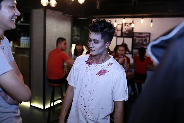 Thậm chí, Harry Lu còn dẫn binh đoàn zombie trai đẹp tỏa ra các nẻo đường trung tâm thành phố để bắt những khoảnh khắc hoảng sợ thú vị của người đi đường.