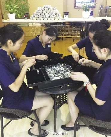 Các nhân viên tại cửa hàng trang sức phải mất nhiều ngày liền để đếm hết số tiền xu của Liangliang.