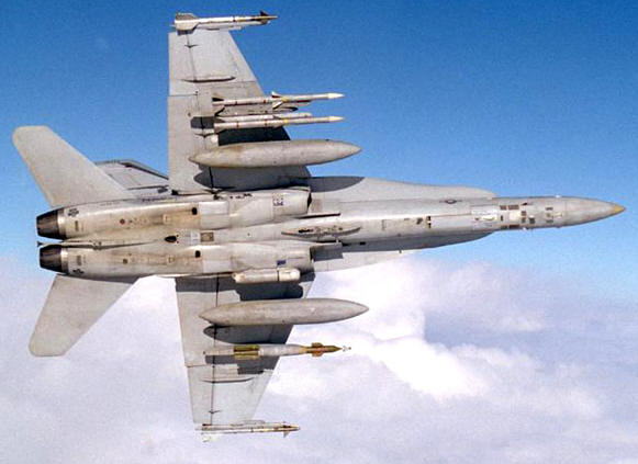 F/A-18A sau khi nâng cấp, có khả năng mang tên lửa AIM-120 AMRAAM