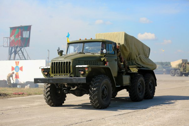 Dàn pháo phản lực-phóng loạt BM-21 Grad được tân trang với lớp sơn mới. Lần này quân đội chính phủ được tiếp nhận lô xe này gồm 7 chiếc.