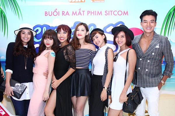 Hiếu Nguyễn rạng rỡ bên dàn hot girl tham gia buổi ra mắt phim.