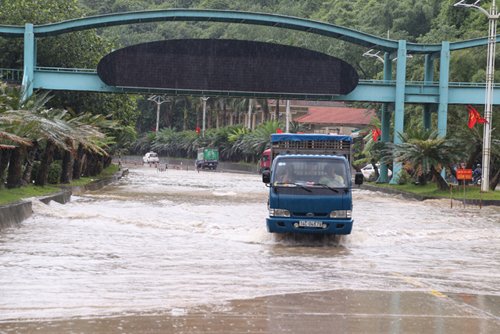 quang ninh: mua lon, mot phu nu bi hut xuong cong tu than - 5