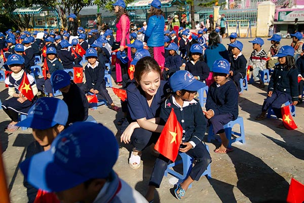 Dù phải hoạt động dưới tiết trời nắng nóng nhưng nữ diễn viên vẫn giữ được nụ cười tươi trên môi.