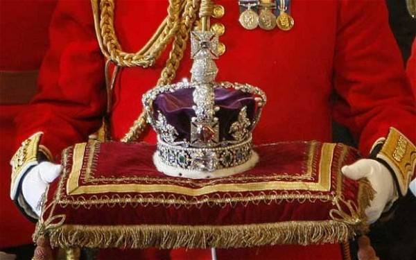 
Vương miện hoàng gia được bảo quản bởi Nữ hoàng Elizabeth tượng trưng cho cả Vương quốc Anh.

