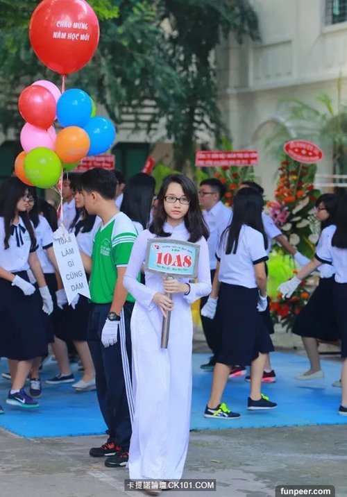 Rất nhanh chóng, những hình ảnh này nhận được nhiều sự quan tâm của cộng đồng mạng TQ, khiến nhiều người ngẩn ngơ bởi vẻ đẹp tinh khiết, tự nhiên của nữ sinh Việt đẹp như thiên thần trong tà áo dài trắng.