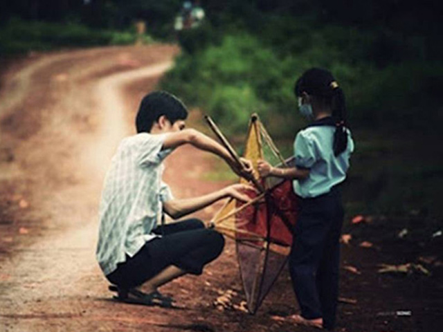 Kỷ niệm Trung thu là hình ảnh người anh trai tỉ mỉ làm cho em gái chiếc đèn ông sao bằng giấy màu và tre, nứa