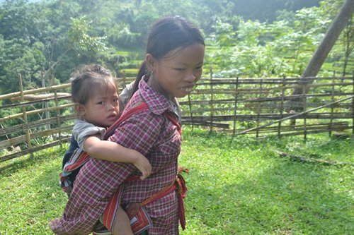 
Sắp Tết Trung thu, nhưng một em nhỏ ở thôn Lùng Lý 2 vẫn phải theo mẹ lên rừng hái lá dong đem bán.
