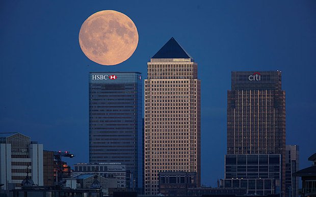Mặt trăng sáng hơn 30% so với bình thường khi nó xuất hiện trên các tòa nhà cao tầng ở London đêm qua.