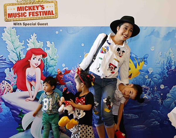 
Chiều 29/09, Ốc Thanh Vân đưa gia đình tới xem show Disney Live! Lễ Hội Âm Nhạc của Mickey diễn ra ở Nhà hát Hoà Bình, TP. Hồ Chí Minh.
