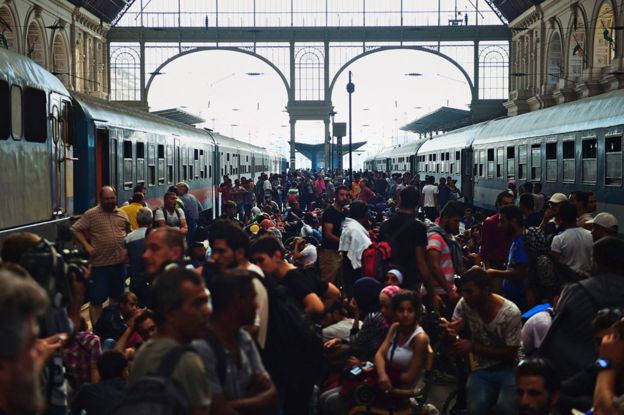 Biển người tị nạn ngồi trực chờ tàu tại nhà ga ở Budapest.