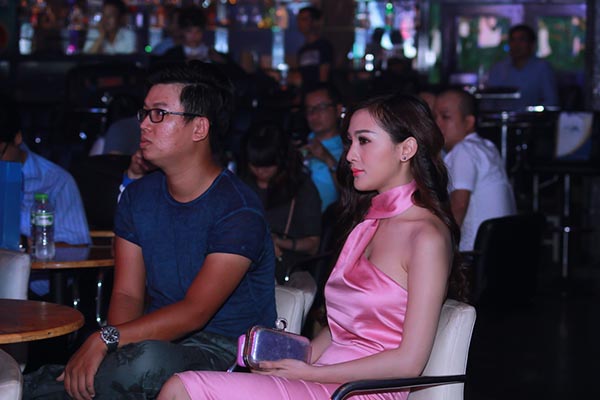 
Sau phần chụp hình kỉ niệm, Kelly Nguyễn lặng lẽ ngồi dưới hàng ghế khán giả nghe người bạn thân thiết biểu diễn.
