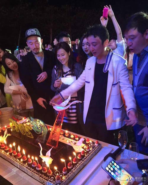 
Vương Tư Thông tổ chức tiệc sinh nhật hoành tráng, thuê nguyên một resort và mời các sao ngoại
