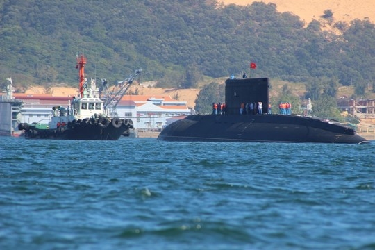 
Theo Giám đốc Trung tâm Phân tích thương mại vũ khí thế giới, ông Igor Korotchenko sự hiện diện của hạm đội tàu ngầm giúp củng cố khả năng phòng thủ của Việt Nam, trong bối cảnh tình hình Biển Đông trở nên nghiêm trọng hơn, các nước trong khu vực đang củng cố lực lượng hải quân của họ.
