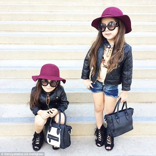 Mẹ của hai bé Bella và Chloe là Lucy Abir, vốn là một phóng viên giải trí. Cô thường xuyên chụp ảnh hai cô con gái sinh đôi của mình diện đồ rất thời trang, tạo dáng ở một số địa điểm nổi tiếng ở Los Angeles, sau đó đăng tải trên trang mạng xã hội chia sẻ ảnh lớn nhất thế giới, Instagram.