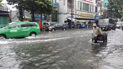 Gian nan mưu sinh trên con đường ngập nước.