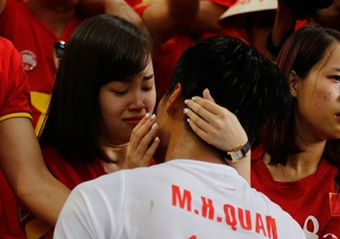 
Tại SEA Games 28, Ly Kute từng theo chân Mạc Hồng Quân sang Singapore để cổ vũ. Cô và Quân từng tạo nên nụ hôn đầy ấn tượng ngay ở SVĐ, khi U23 Việt Nam thua U23 Myanmar tại Bán kết.
