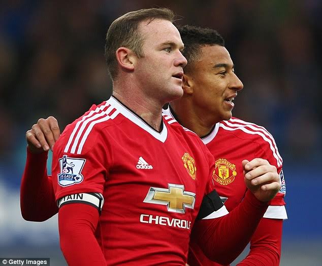 
Lingard ăn mừng cùng Rooney.
