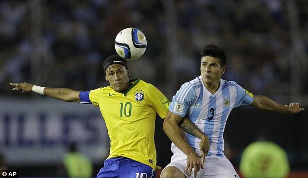 
Neymar mờ nhạt trước Argentina.
