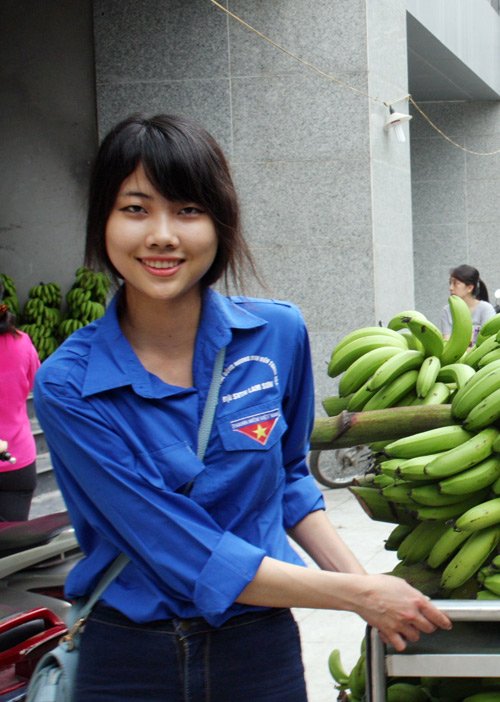 
Trần Minh Anh (Sinh viên năm nhất Đại học Ngoại thương Hà Nội) hồ hởi tham gia vận chuyển chuối giúp người dân
