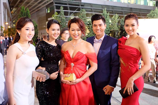 Tối 19/11, Giải vàng Siêu mẫu Việt Nam 2011 Vương Thu Phương bất ngờ xuất hiện trong sự kiện sinh nhật lần thứ 48 của kênh TVB, Hồng Kông.