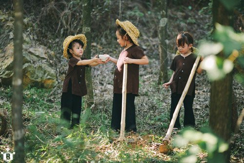 ...tựa những cô thanh niên xung phong năm xưa lấp đất mở đường cho quân ta